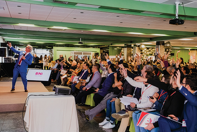 Un miembro de BNI da la bienvenida a un invitado